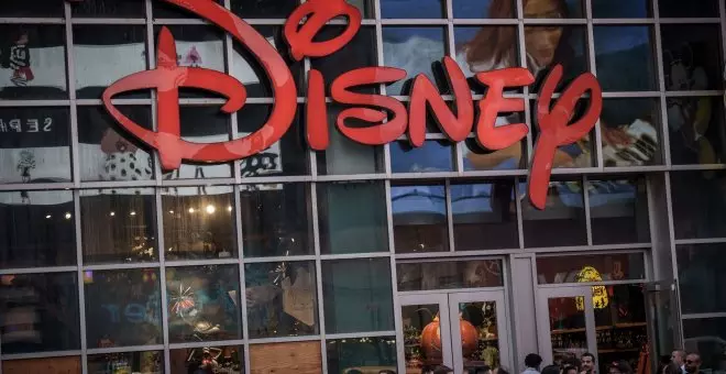 Miles de trabajadores de Disneyland en California aprueban ir a una huelga, la primera en 40 años