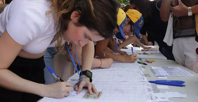 Centenars de veneçolans voten a Barcelona per escollir president en una jornada de tensió i incertesa