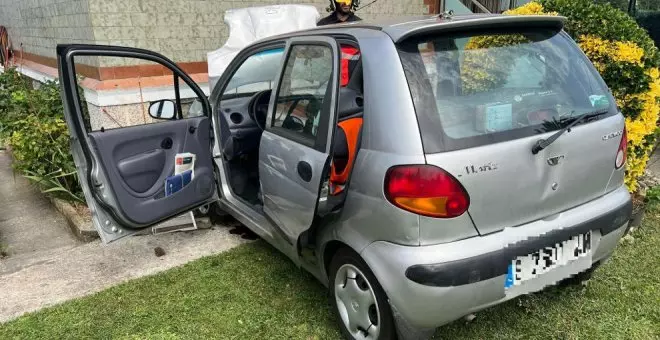 Una conductora de 81 años se sale de la vía y choca contra una vivienda en Orejo