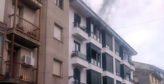 Sofocado un incendio en una vivienda de Ampuero que ha obligado a dos vecinos a confinarse