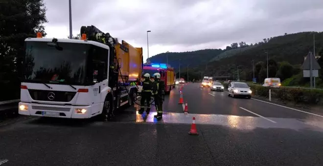 Incendiado un camión de reciclaje de papel en la A-8 a la altura de Hazas de Cesto