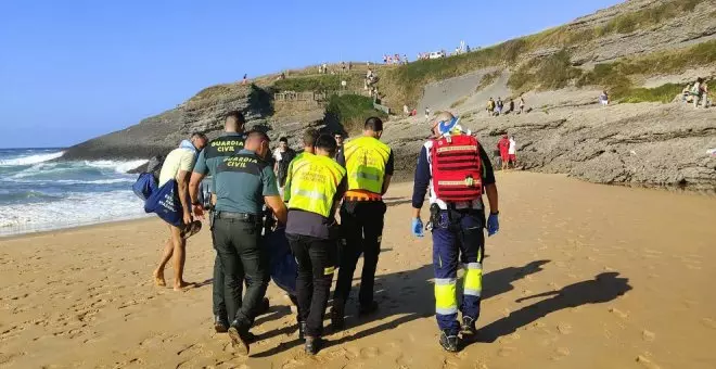 Evacuada una mujer con una lesión de tobillo de la playa de Antuerto