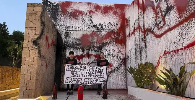 Activistas de Futuro Vegetal pintan la fachada de la casa de Leo Messi en Ibiza para protestar contra la crisis climática