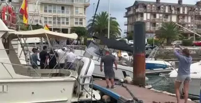 Varias personas logran devolver al mar un yate subido a un pantalán en el Puerto de Raos