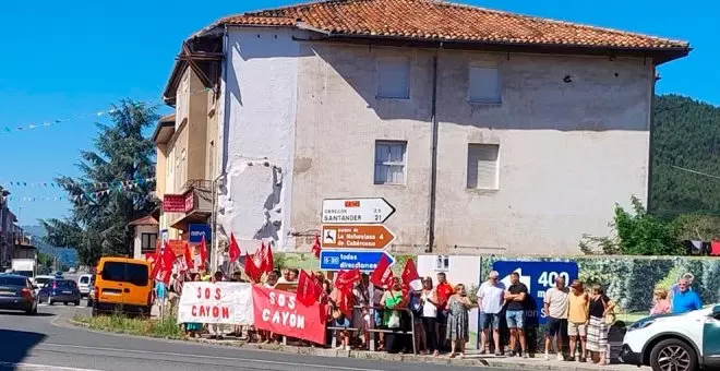 Concentración de la plantilla municipal de Cayón por la "inacción" del equipo de Gobierno en política de personal