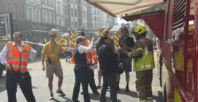 Más de 100 bomberos atienden un incendio en un histórico edificio de Londres junto al Támesis