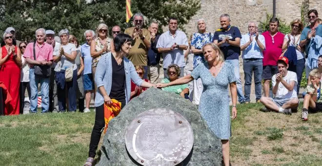 Ripoll inaugura un monumento con el nombre de las víctimas del atentado de Barcelona