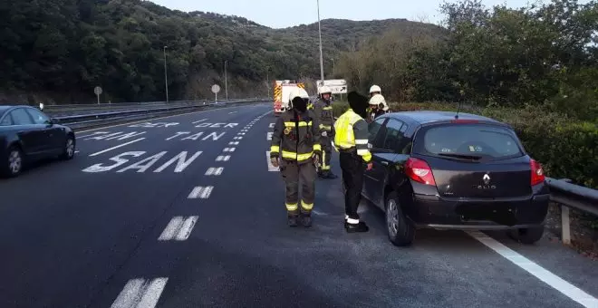 Se incendia un vehículo en la A-8 a la altura de Liendo