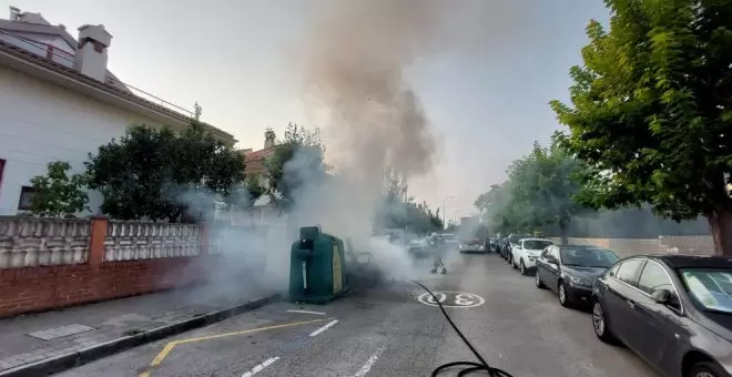 Sofocado el fuego en un contenedor en Laredo, donde ha habido también una falsa alarma de incendio en un hotel