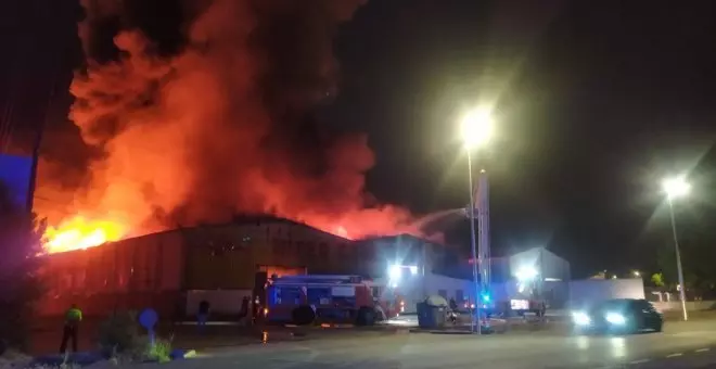 El fuego arrasa un enorme bazar de Tomelloso en un incendio desatado a solo unos metros de una gasolinera