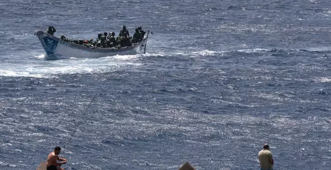 Salvamento rescata un cayuco con 173 personas y dos cadáveres en aguas de El Hierro