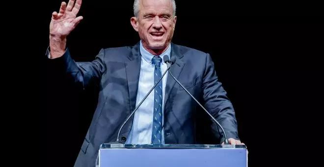 Robert F. Kennedy Jr. suspende su campaña a la presidencia y apoya a Trump