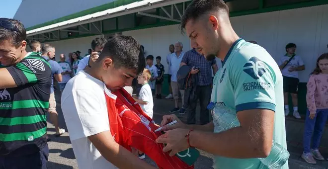 Más de un centenar de aficionados en el primer entrenamiento del Racing en 'La Maruca' de Muriedas