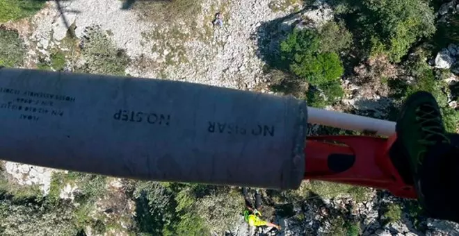 El helicóptero rescata a un montañero enriscado en la ruta de La Hermida a Santa Cataliña