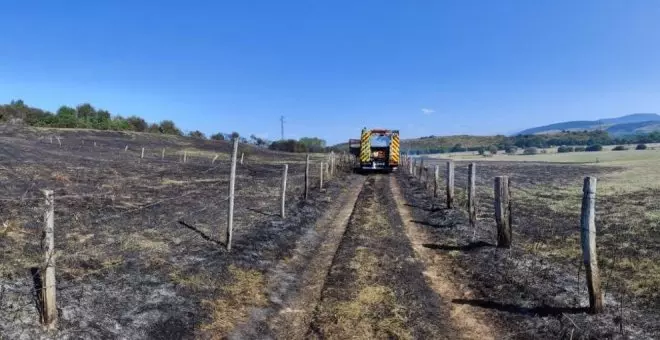 Sofocado un incendio próximo a dos viviendas y una ganadería en Campoo de Yuso