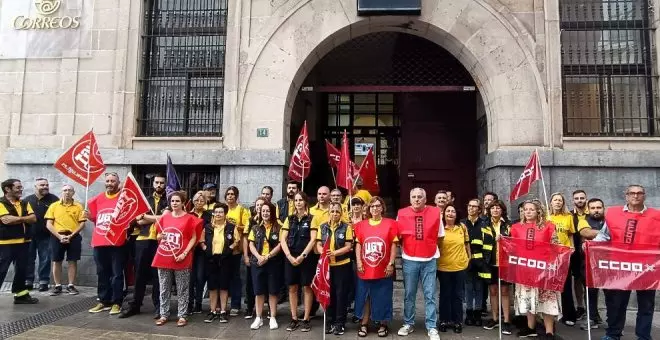 Denuncian que la falta de personal en Correos tiene retenidas en Torrelavega 15.000 cartas y 5.000 notificaciones