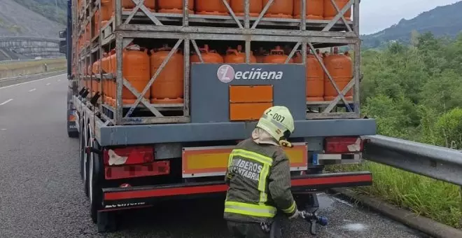 Se incendian los frenos de un camión con bombonas cuando circulaba por la A-8