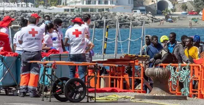 La izquierda da la voz de alarma sobre el giro ultra de Feijóo contra la migración: "Buscan una revuelta"