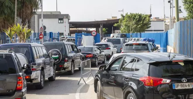 Un agente de la Guardia Civil salva a un bebé de diez meses a punto de asfixiarse en la frontera de Melilla