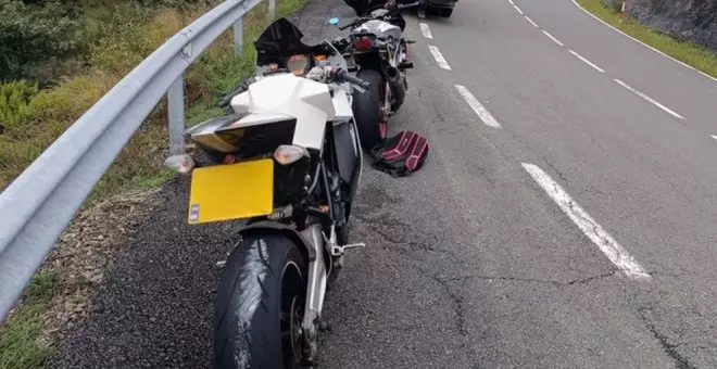 Un motorista cae por un talud de la carretera en Vega de Liébana