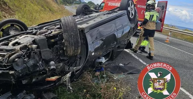 Un vehículo se sale de la vía y vuelca en la N-634 con un ocupante atrapado