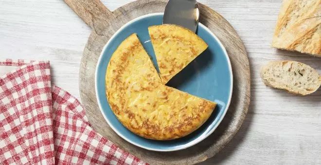 El 72% de los españoles prefieren la tortilla de patata con cebolla y el 53% poco hecha