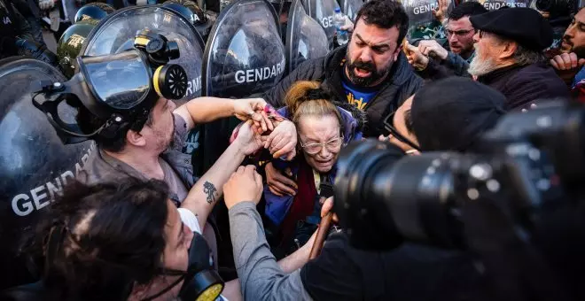 Continúa la violencia policial contra los pensionistas que protestan en Argentina contra el veto a la ley de movilidad