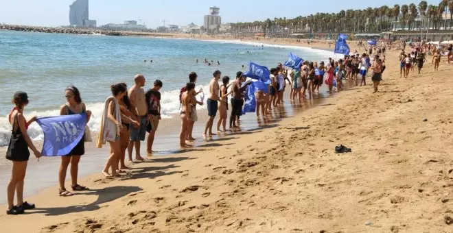 Cadena humana contra la Copa Amèrica a la platja del Somorrostro: "Recuperem el litoral"