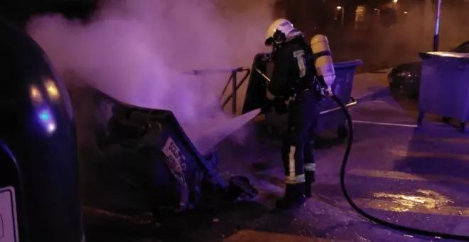 Los bomberos tienen que intervenir ante el incendio en un contenedor en Reinosa