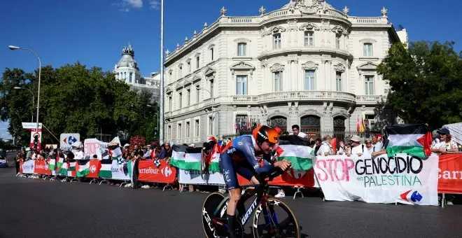 La Policía identifica a personas con la bandera de Palestina en la etapa final de la Vuelta en Madrid