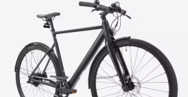 Esta bicicleta eléctrica ligera con horquilla de carbono y motor trasero Mahle se vende en Decathlon a precio ajustado