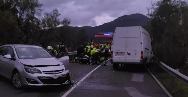 Un herido grave y dos leves en una colisión entre un turismo y una furgoneta en Argoños