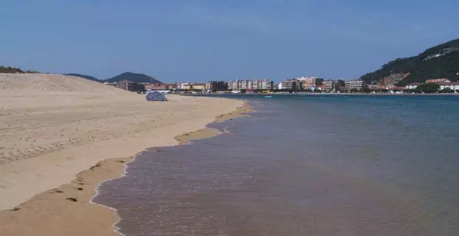 El PP no renueva los distintivos de calidad de la Playa Salvé por ser caros: "las banderas solo sirven para tenerlas colgadas en los mástiles"