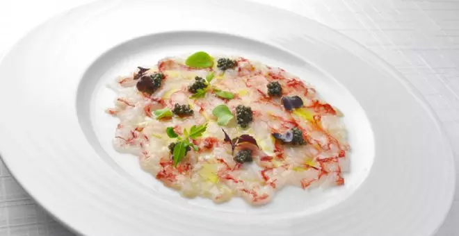 Pato confinado - Receta de carpaccio de gambones con huevas