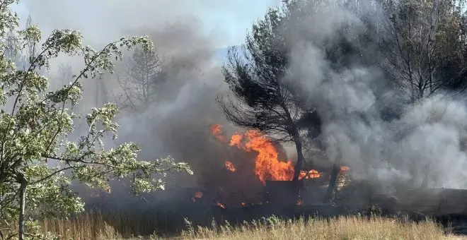 Estabilitzat l'incendi a l'Alt Empordà que ha obligat a tallar l'AP-7 i els trens d'alta velocitat durant hores