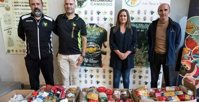 El XI Maratón Solidario de Balonmano recolecta una tonelada de alimentos y productos para Cáritas