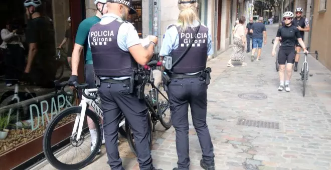 Primeres multes als ciclistes que circulen malament o no van a peu en determinats punts del Barri Vell de Girona