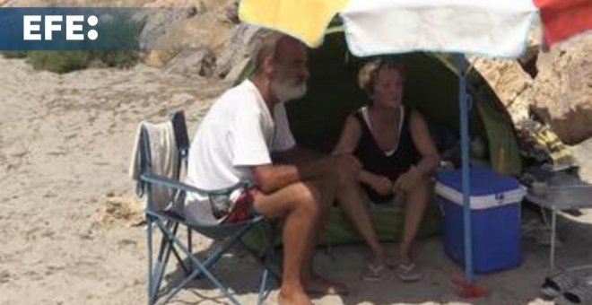 Una pareja duerme desde julio en una playa de Alicante por no poder pagar una vivienda