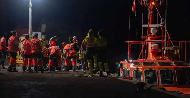 Un cayuco con 62 personas migrantes llega a la isla de El Hierro durante la noche