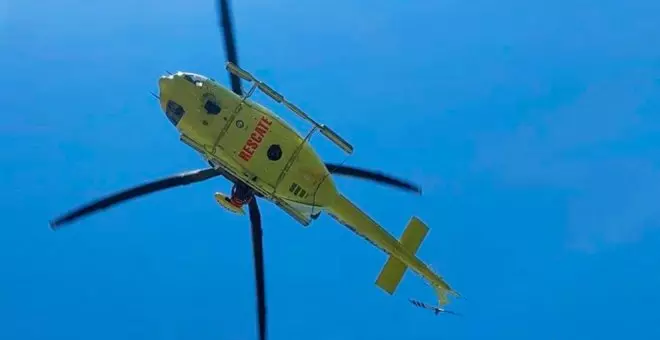 El helicóptero del Gobierno rescata a una montañera alemana perdida en Peña Vieja