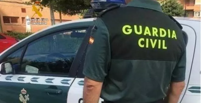 Piden a la Guardia Civil un reconocimiento a los agentes que intervinieron con el hombre encaramado a una ventana en Castro