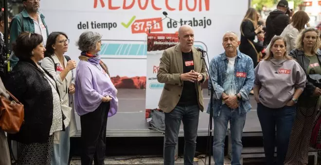 Los sindicatos exigen reducir la jornada laboral en una manifestación ante la CEOE