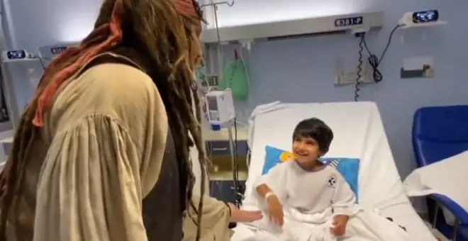 Jack Sparrow visita a los niños ingresados en el hospital de San Sebastián