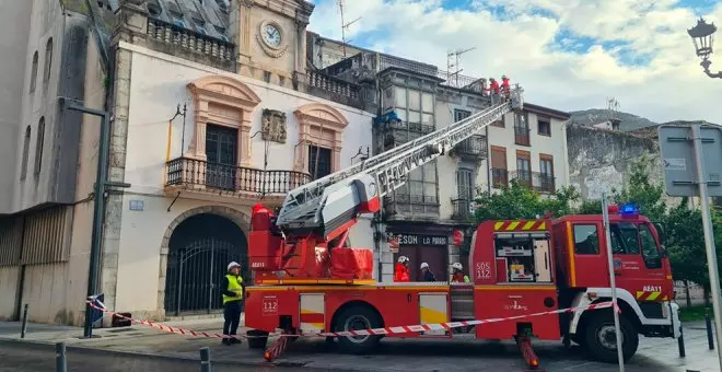 Bomberos retiran elementos de una fachada con riesgo de caída a la vía en Santoña