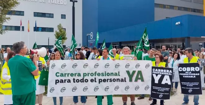 Profesionales sanitarios exigen a las puertas de cinco hospitales de la región el fin de las políticas de recortes