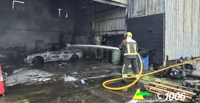 Incendio en un desguace de un pueblo de Ciudad Real: un turismo sale ardiendo y el fuego se extiende a una nave