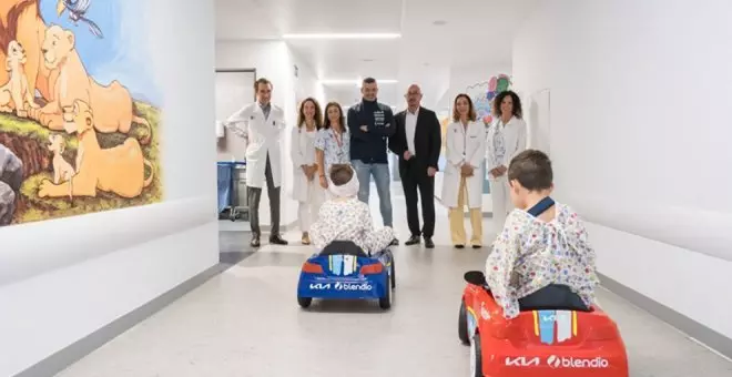 El piloto de rally Eneko Conde dona dos coches eléctricos de juguete a Pediatría de Valdecilla