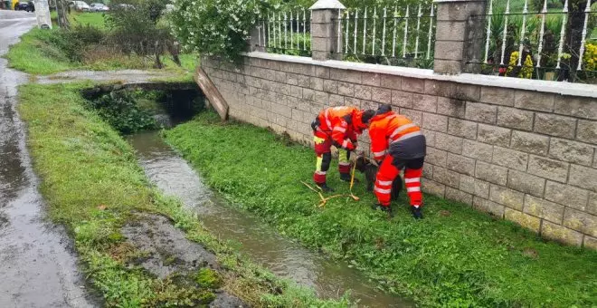 Bomberos rescatan a un perro que se había quedado aislado por el agua en Ampuero