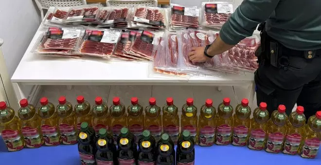 Investigada por robar 24 botellas de aceite de oliva y 80 sobres de jamón ibérico en dos supermercados