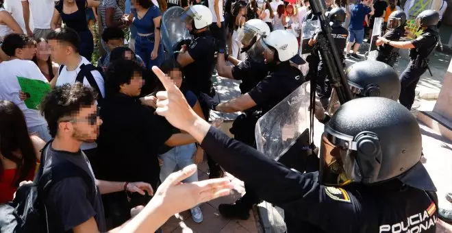 Más de un millar de estudiantes son desalojados en una protesta por la PAU en Murcia